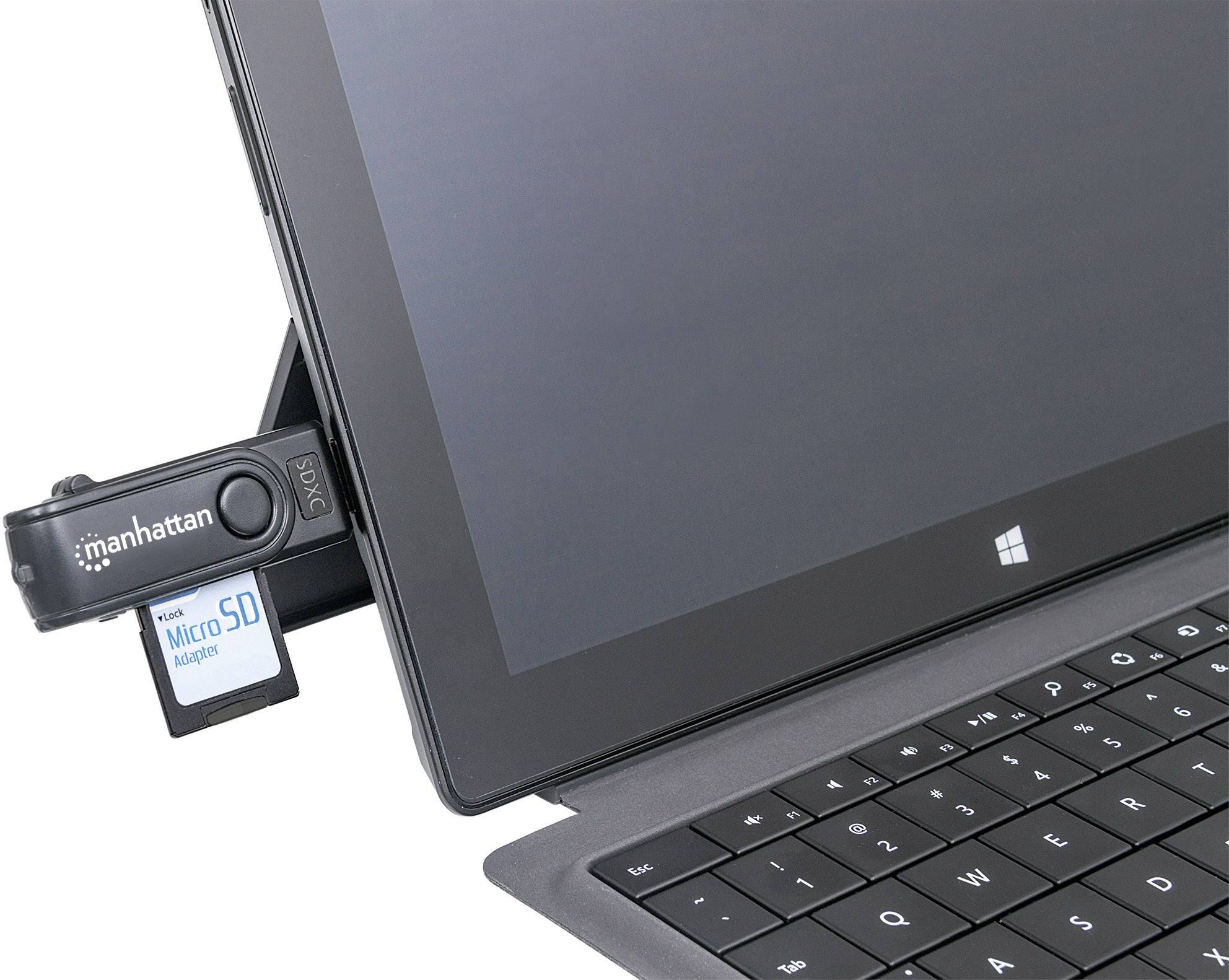 Een tablet met een aangesloten micro-SD-kaart die uitsteekt uit een adapter. Het scherm is zwart, toetsenbord zichtbaar.