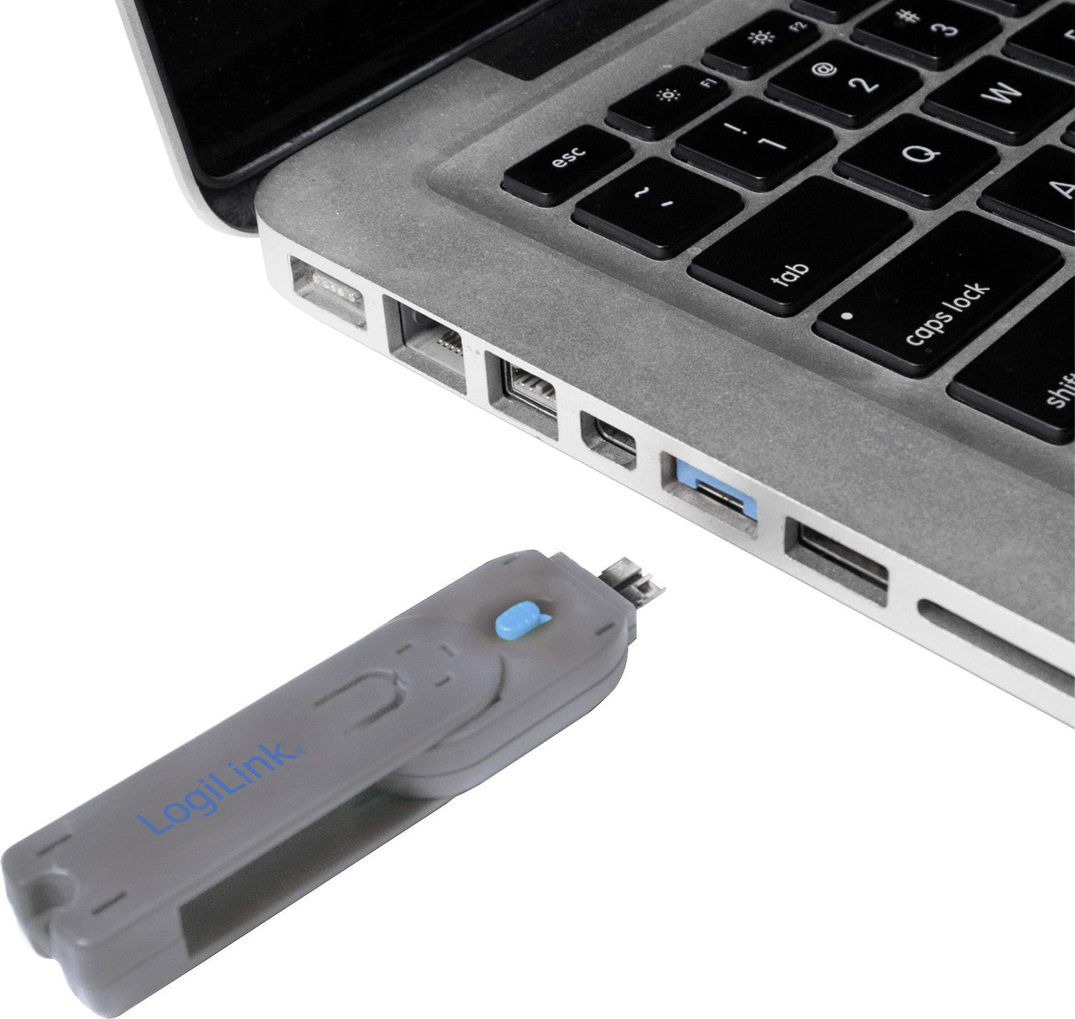 Een USB-stick van LogiLink ligt naast een opengeslagen laptop en toont hoe deze in een USB-poort kan worden gestoken.