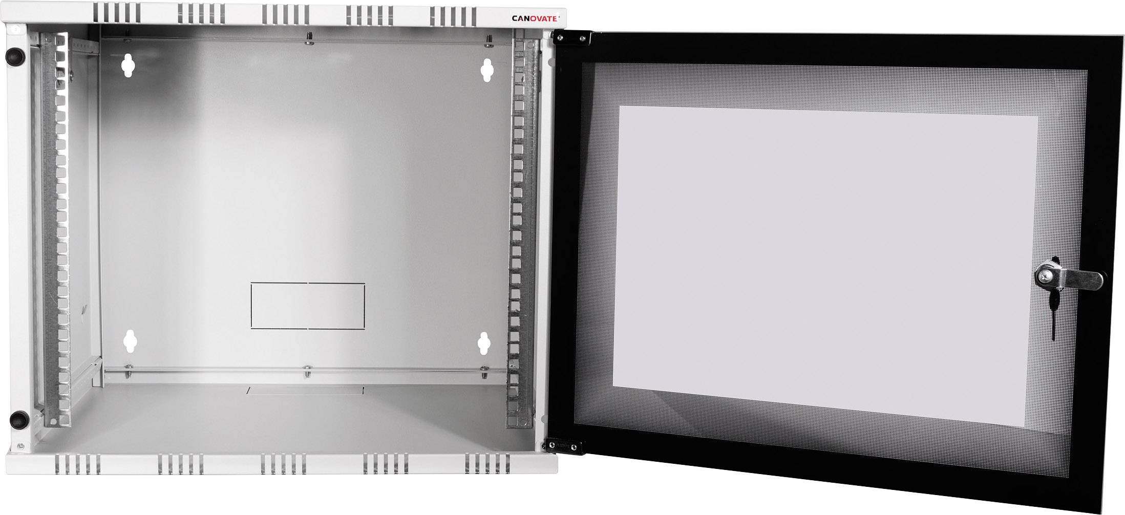 Een open, lege metalen wandkast met een glazen deur en slot, geschikt voor het veilig opbergen van servers of netwerkapparatuur.