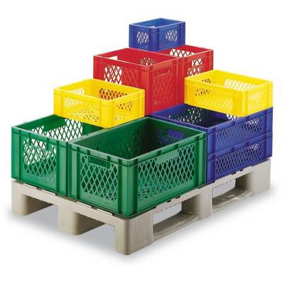 Kleurrijke kunststof dozen in rood, blauw, geel en groen, gestapeld op een grijze pallet.