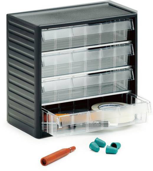 Een kleine, zwarte ladenorganizer met transparante vakken, gevuld met plakband, pen en vingertips op het bureau.