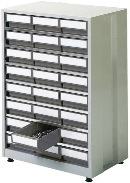 Metalen kast met meerdere laden, één opengetrokken, gevuld met kleine metalen onderdelen. Geschikt voor het opbergen van kleine voorwerpen.