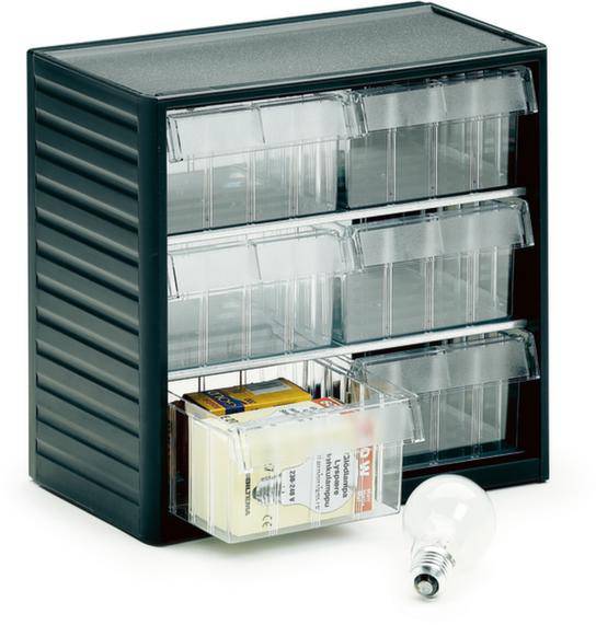 Zwart, compact kunststof opslagrek met negen transparante laden; een lade staat open en bevat verpakkingen. Naast het rek ligt een gloeilamp.