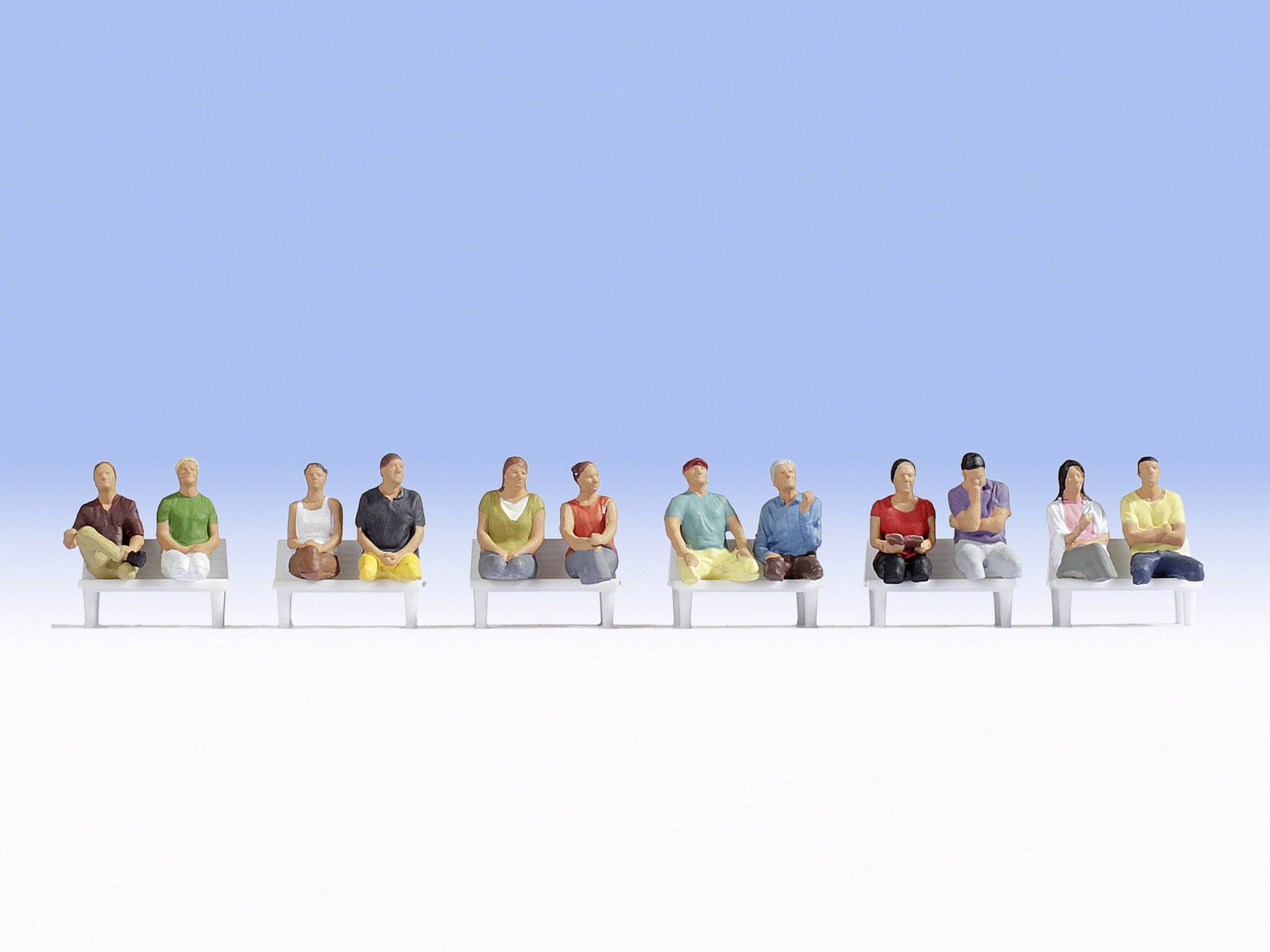 Twaalf miniatuurfiguren zitten op een bankrij, elk gekleed en gezeten in een andere houding, voor een lichtblauwe achtergrond.
