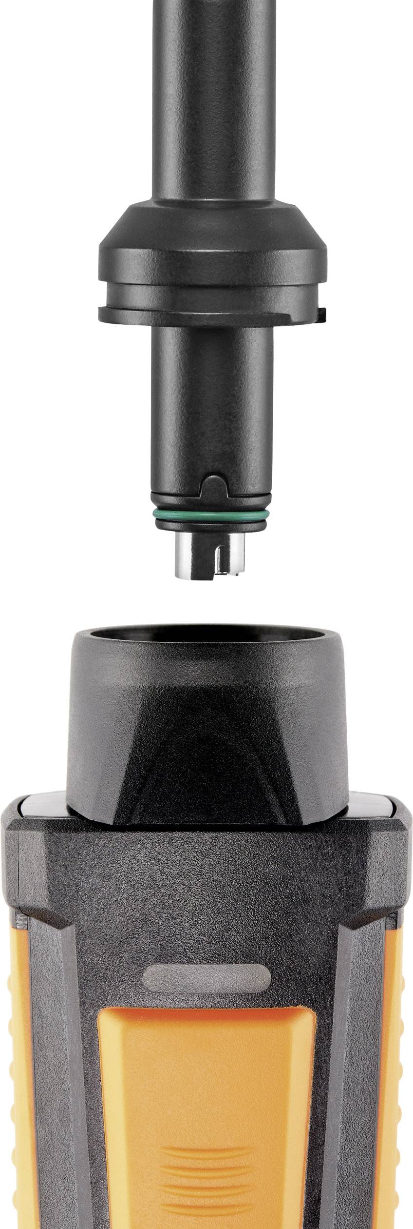 Een magneetstekker wordt in een bijpassende aansluiting gestoken. De stekker heeft twee groene ringen en past in een oranje-zwart apparaat.