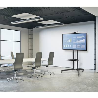 Vergaderruimte met tafel, stoelen en een groot scherm met diagrammen en data-analyse; moderne, minimalistische inrichting.