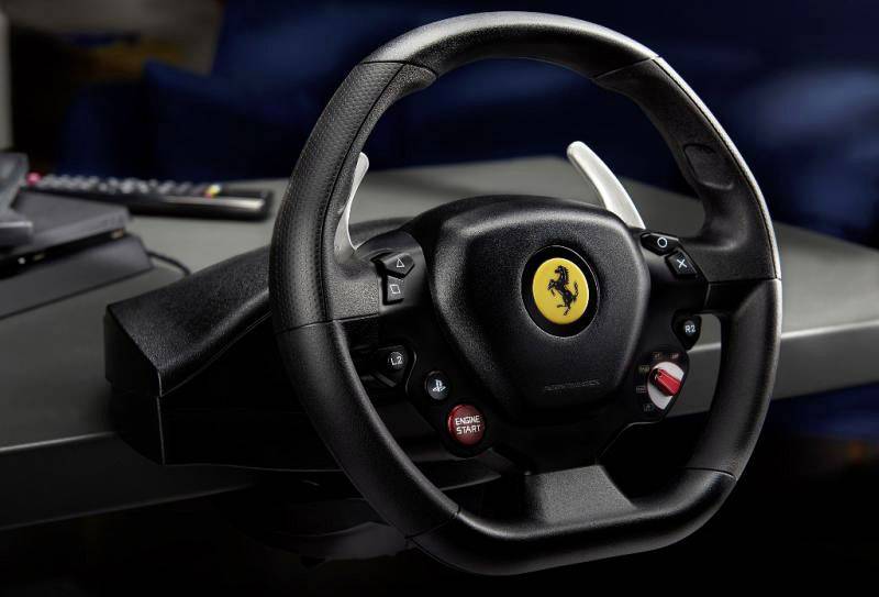 Stuurwiel van een racesimulator met Ferrari-logo centraal, meerdere knoppen voor besturingsfuncties en schakelpeddels.