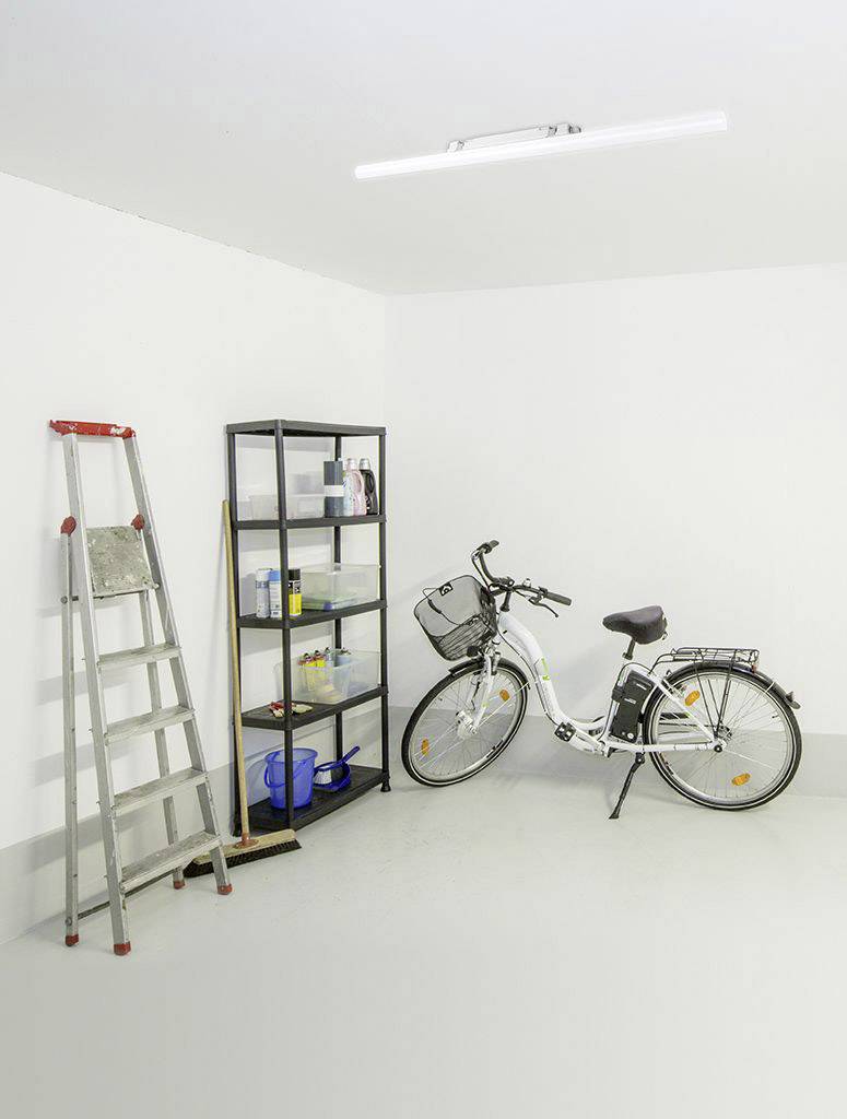Een lichte ruimte met een fiets, een rek met schoonmaakmiddelen, een ladder en een bezem; doet denken aan een garage of bergruimte.