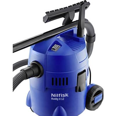 Een blauwe nat-/droogzuiger van het merk 'Nilfisk Buddy II 12' met slang en reinigingstoebehoren. Ideaal voor werkplaatsreiniging.