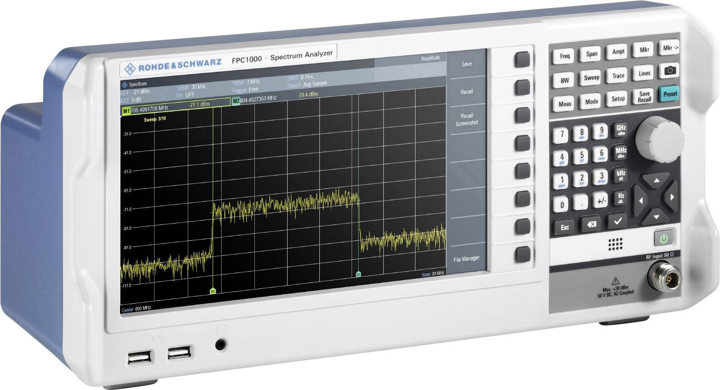'Spectrum-analyzer met scherm toont een frequentiecurve. Toetsenbord en bedieningsknoppen rechts voor besturing. Apparaat van Rohde & Schwarz.'