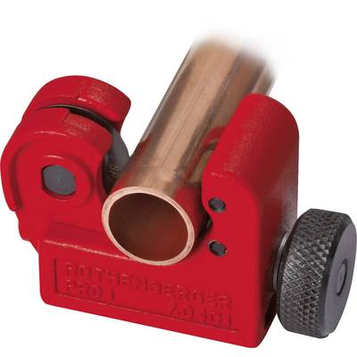 Een rood buizensnijgereedschap klemt een koperen buis vast. Het kan worden gebruikt om buizen nauwkeurig te snijden.