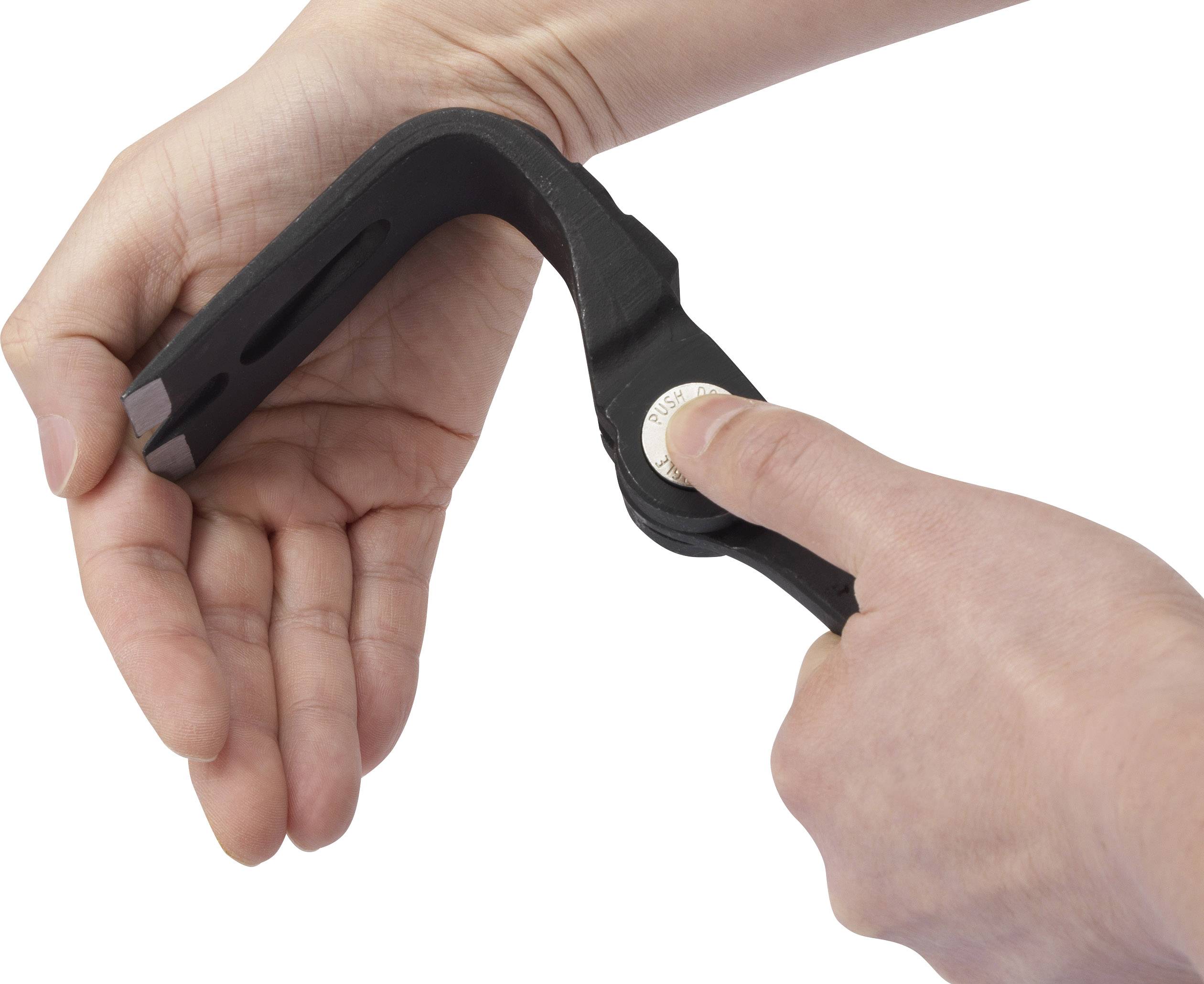 Een persoon houdt met de rechterhand een magneet boven de linkerhandpalm. De magneet blijft aan de huid plakken en wordt opgetild.