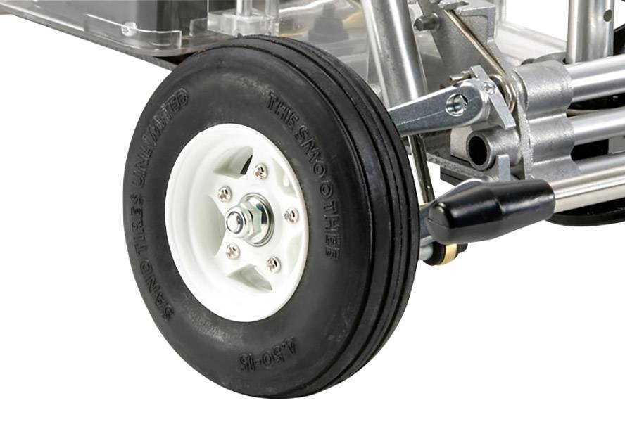 Close-up van een modelautoband met gedetailleerd profiel. De band is gemonteerd op een complexe metalen constructie.