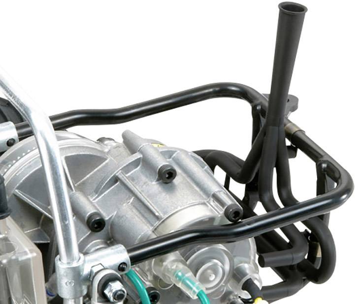 Een motor met zichtbare leidingen en slangen, metallisch en complex van opbouw, toont details van een technische component.