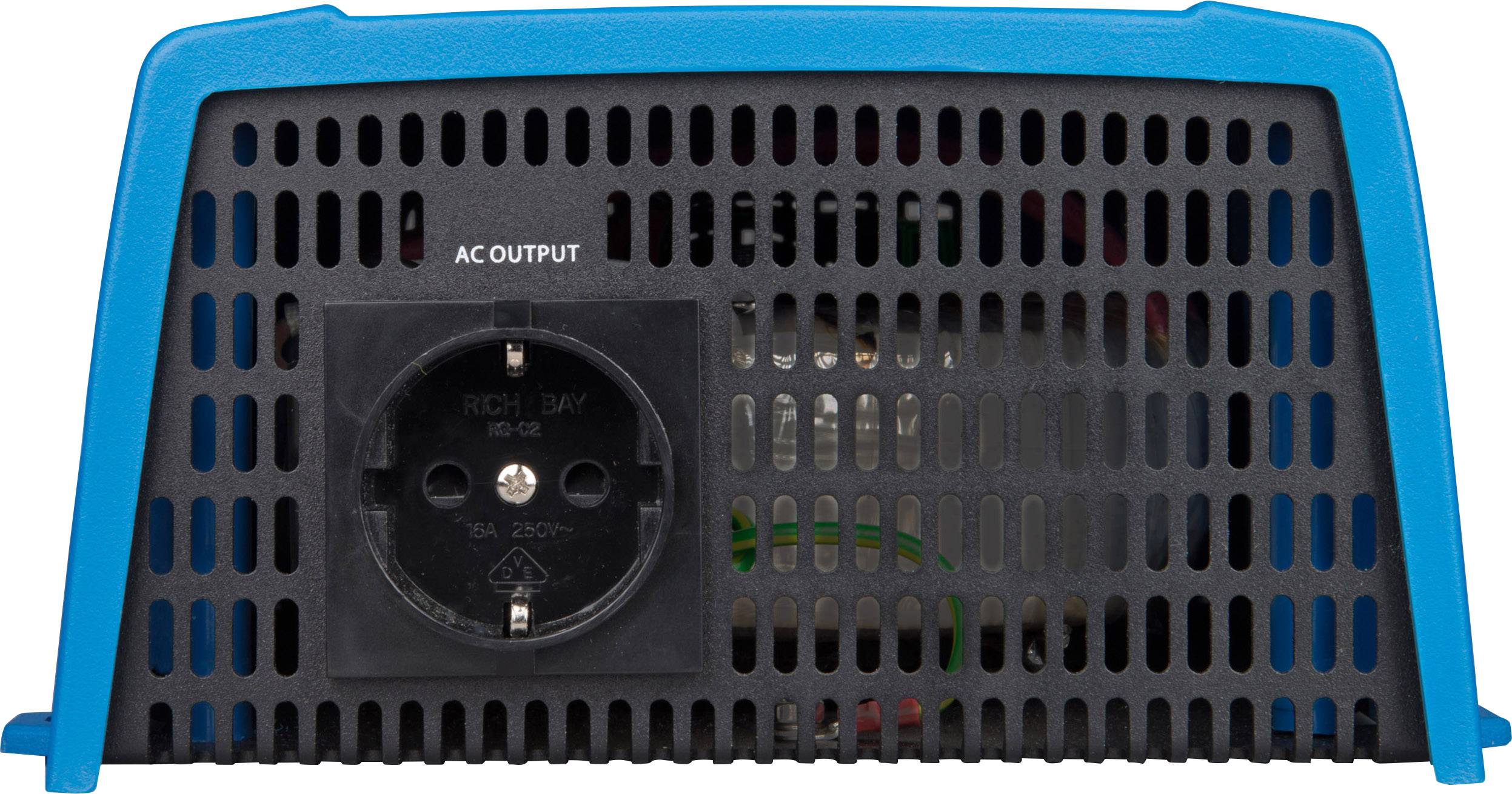 De achterkant van een blauw elektrisch apparaat met 'AC OUTPUT'-aanduiding boven een zwarte stopcontact met ventilatiesleuven.