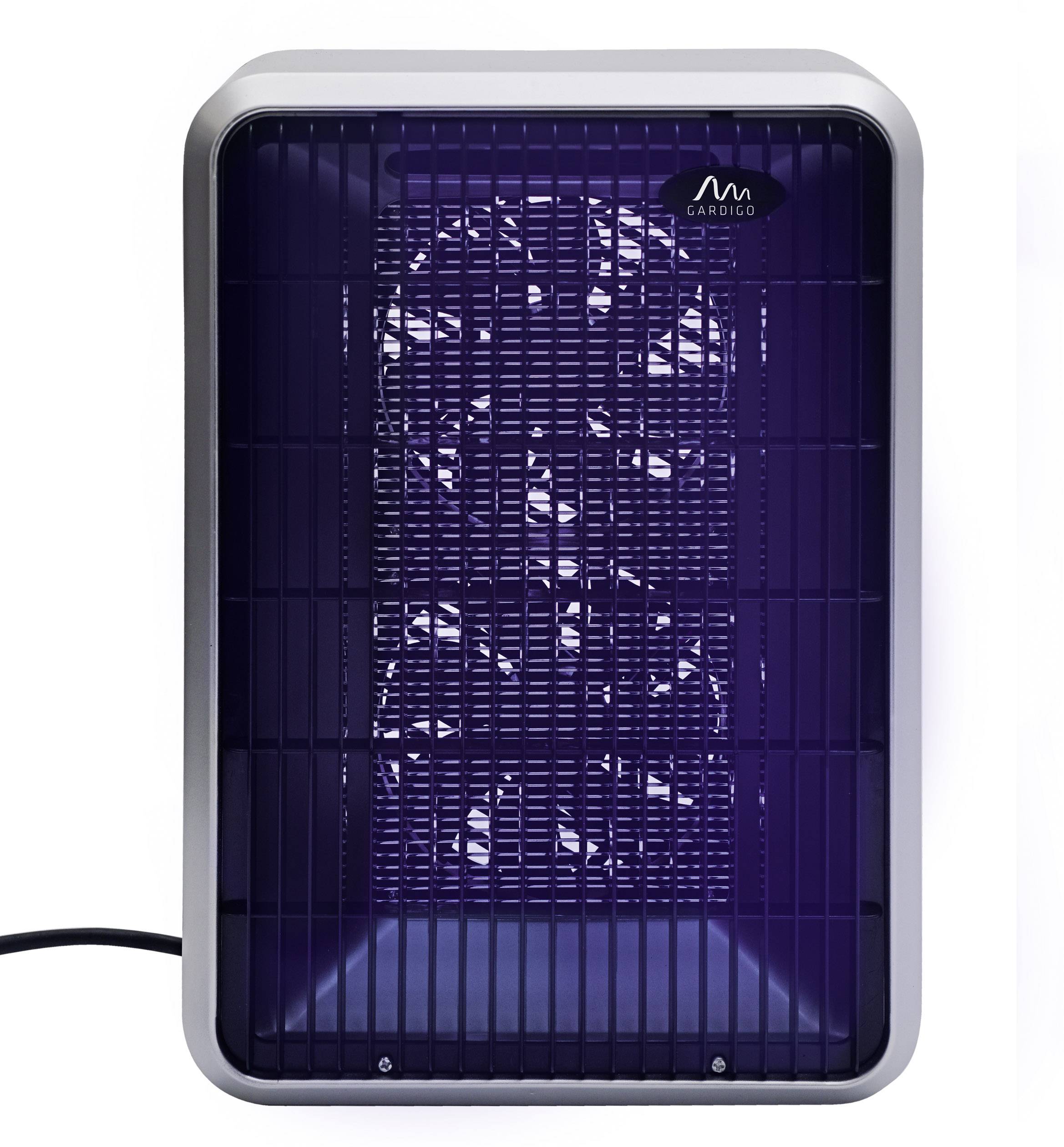 Een elektrische insectenverdelger met een metalen rooster en paars licht dat insecten aantrekt. Rechtop staand, met stroomkabel.