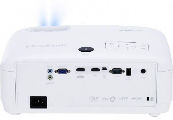Witte projector van achteren met aansluitingen: HDMI, VGA, USB, Audio en netstekker. Bovenaan bedieningsknoppen en geventileerde opening rechts.
