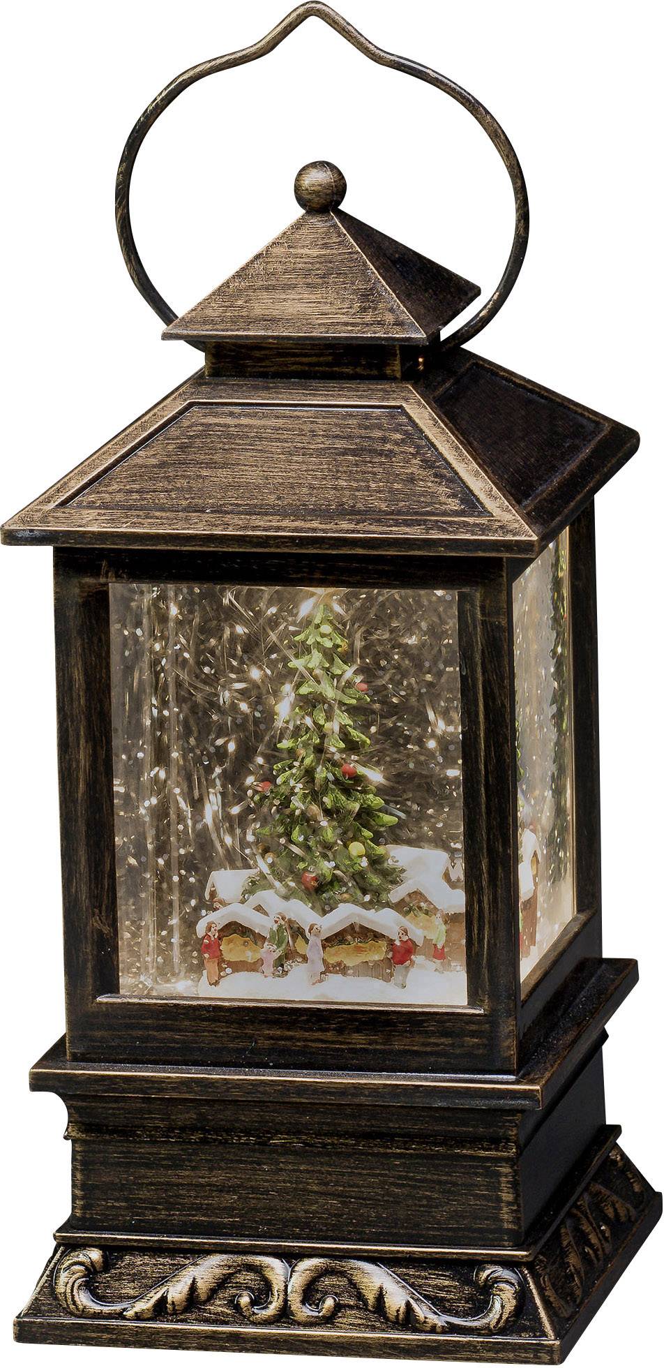 Houten lantaarn met glazen panelen toont een besneeuwde kerstscène: versierde boom, huis op de achtergrond. Decoratieve verlichting.