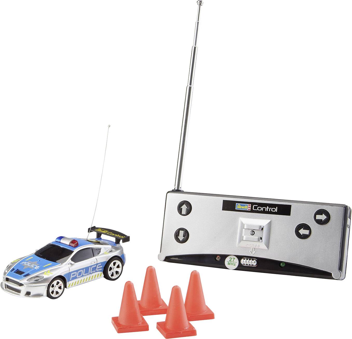 Afstandsbestuurbare politieauto met afstandsbediening en drie rode kegels. Auto heeft zwaailicht en antenne.