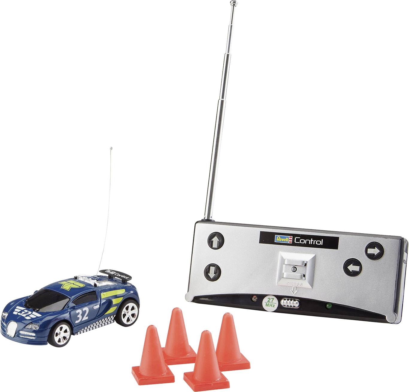 Een blauwe speelgoed-raceauto met radiografische besturing en drie rode verkeerskegels.