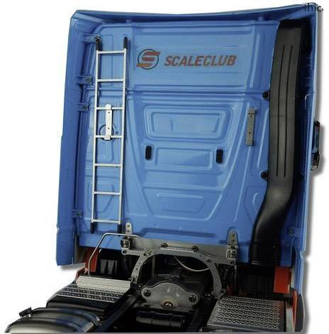 De afbeelding toont het achterste deel van een blauwe vrachtwagencabine met een metalen ladder en de tekst 'Scaleclub'.