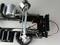 Modelauto-chassis van metaal met zichtbare elektronica en bekabelde motor. De voorste as is te zien zonder carrosserie.