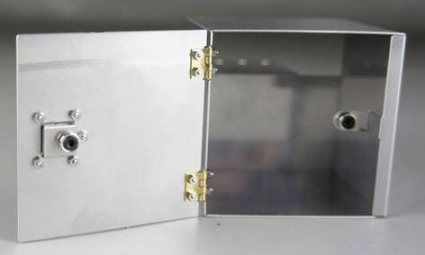 Metalen behuizing met open deur, toont twee interne aansluitingen.