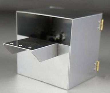 Zilveren, vierkante metalen doos met een kleine opklapbare klep aan de voorkant, mogelijk een toestel voor speciale toepassingen.