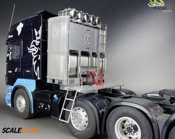 Een modelvrachtauto met gedetailleerde zwarte en blauwe lak en metalen elementen, gefotografeerd van opzij.