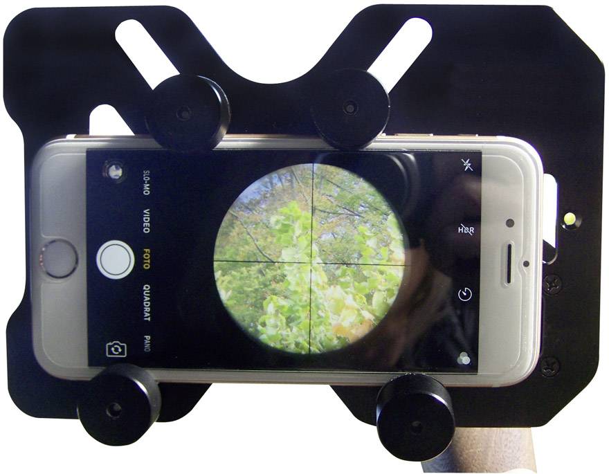 Een smartphone is gemonteerd in een houder. Het scherm toont een vergroot beeld van groene bladeren met een vizier.