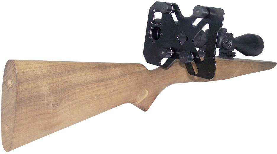 Een houten geweerloop met een bevestigde zwarte statief houder en een vizier, gezien van opzij.