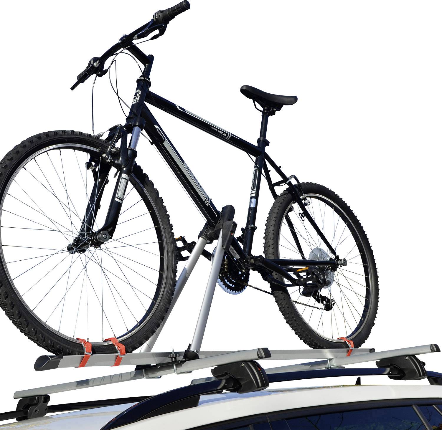 Een zwarte mountainbike is bevestigd op een autodrager.