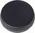Een zwarte, ronde dop, waarschijnlijk een lensdop, ligt plat op een oppervlak.