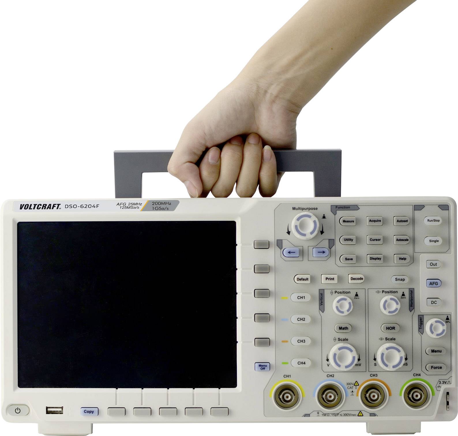 Een hand houdt een draagbare digitale oscilloscoop vast met meerdere bedieningsknoppen en een groot display voor technische metingen.