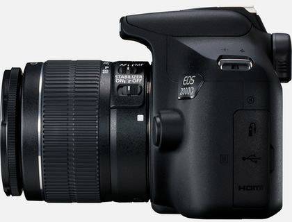 Zwarte spiegelreflexcamera gezien van opzij, modelaanduiding 'EOS 2000D' zichtbaar, met objectief en bedieningselementen voor beeldstabilisatie.