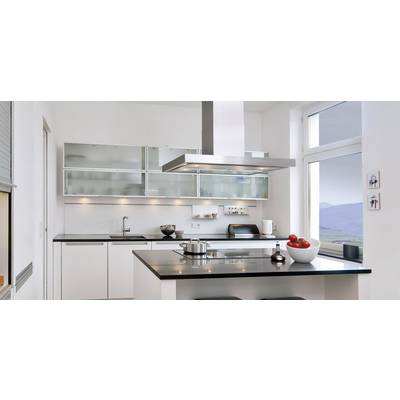 Moderne keuken met een kookeiland, zwart werkblad, roestvrijstalen afzuigkap en witte kasten. Grote ramen met uitzicht op de bergen.