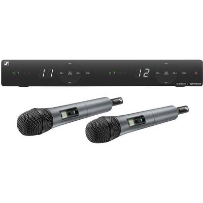 Twee draadloze microfoons met een ontvanger. De ontvanger toont kanalen 11 en 12. Merk: Sennheiser. Geschikt voor podiumoptredens.