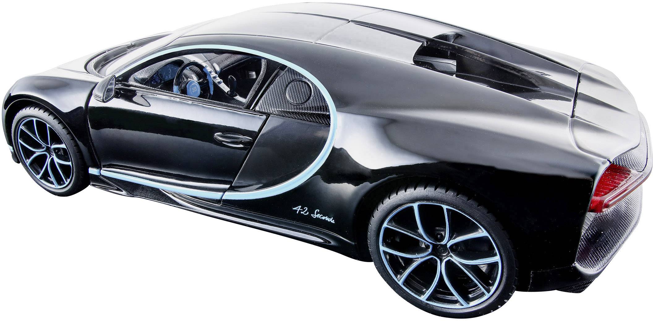 Een zwarte speelgoedauto met blauwe accenten en gedetailleerde velgen. Het heeft een sportief design.