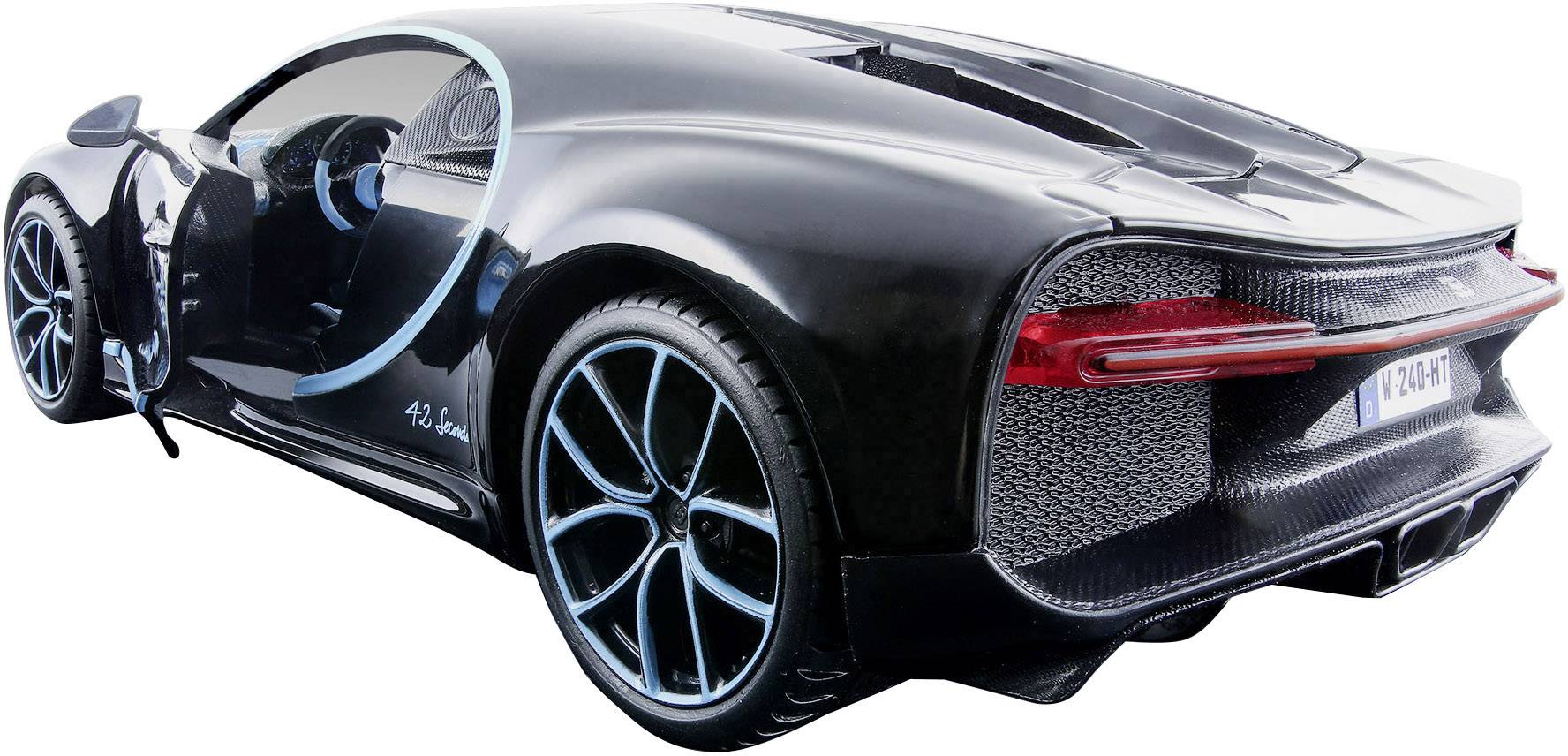Zwarte auto met open deuren en blauwe streepaccenten. Sportief design met moderne achterlichten, op een witte achtergrond.