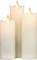Drie witte, brandende kaarsen op verschillende hoogten tegen een neutrale achtergrond, symboliseren rust en kalmte.