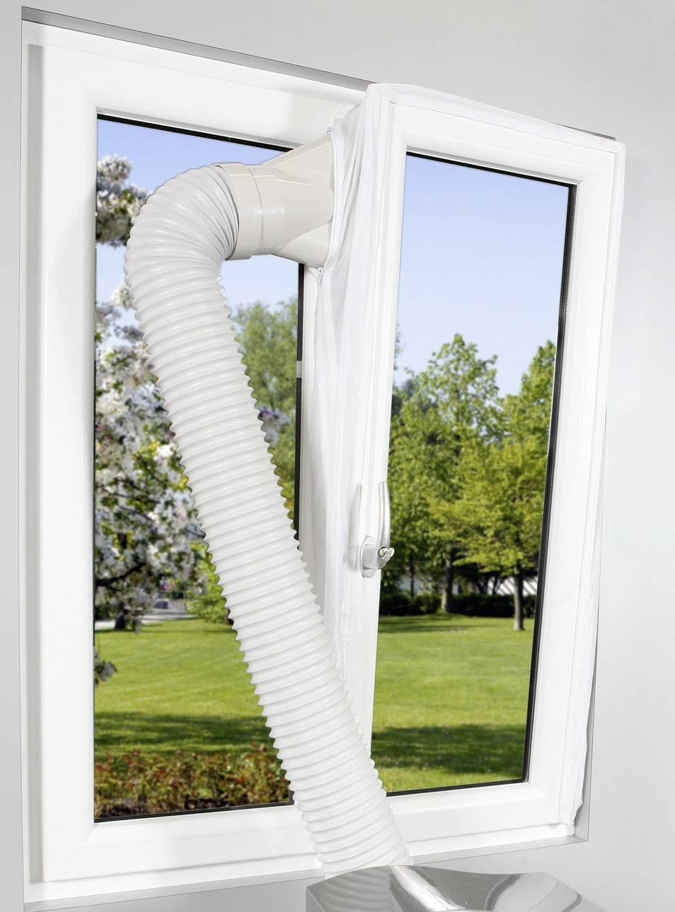 Een flexibele plastic slang loopt van een ruimte door een half open raam naar buiten. Buiten is groene vegetatie zichtbaar.