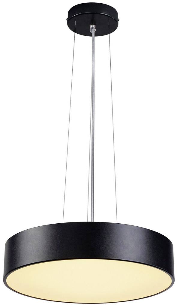 Een zwarte, ronde hanglamp met drie dunne kabels en een warm schijnende, melkachtige kap die van het plafond hangt.