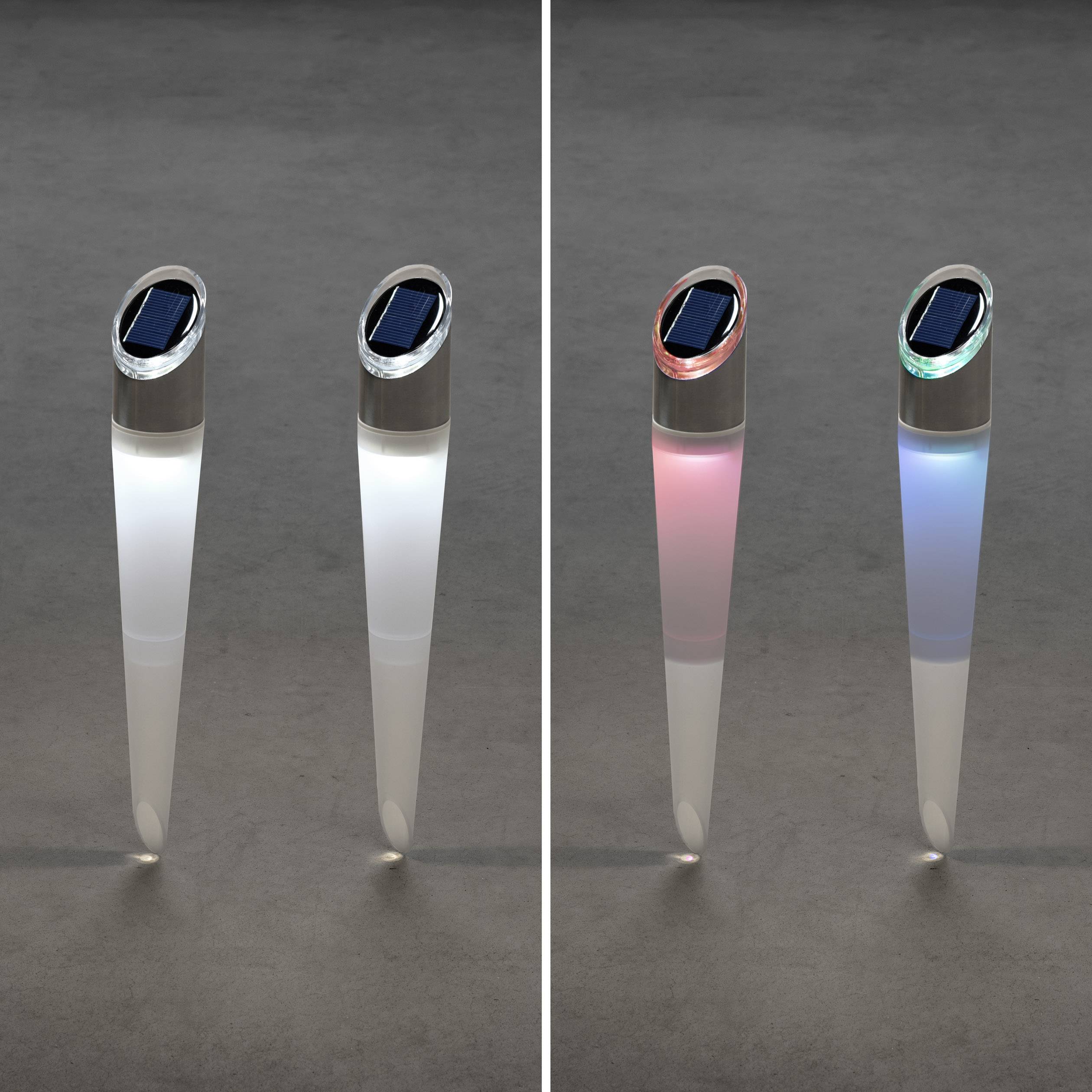 Twee zonnelichten: links schijnen ze wit, rechts een rode en een blauwe. Betonvloer, donkere achtergrond.