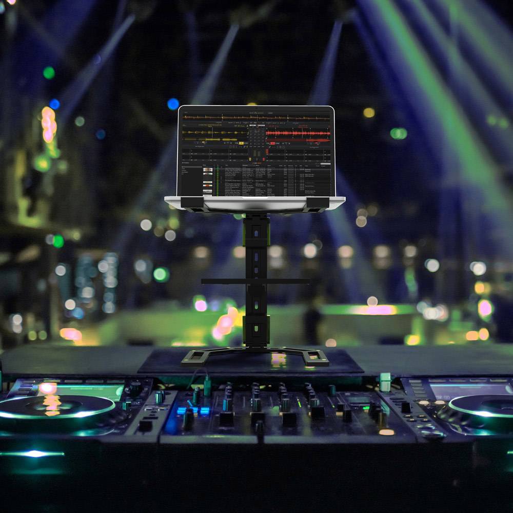 Een DJ-booth met een mixer en laptop op de voorgrond; achtergrond met kleurrijke lichten en wazig gevormde elementen die een clubsfeer creëren.