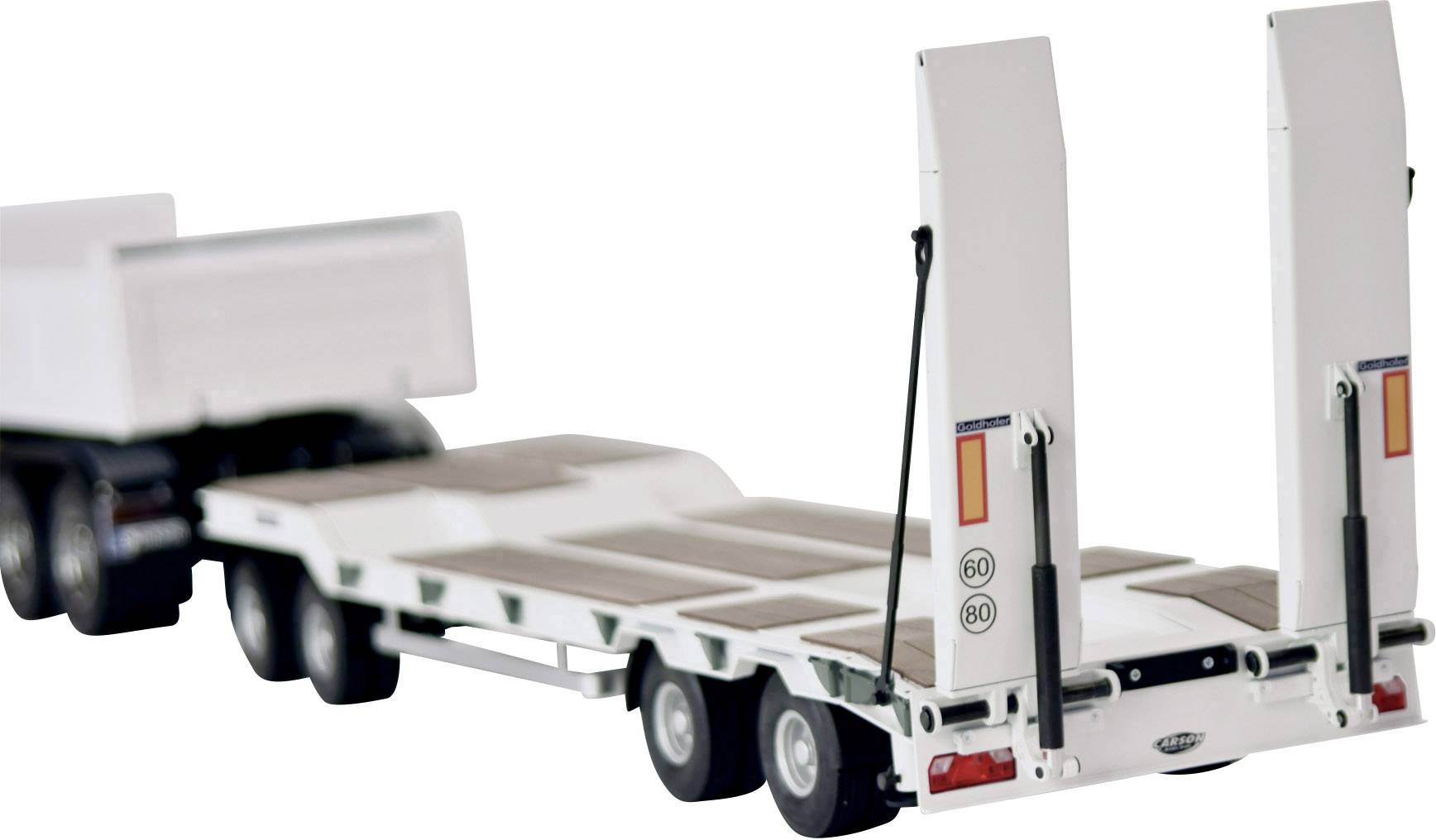 Een model van een zware aanhangwagen met zes wielen en twee oprijplaten, typerend voor het transport van grote machines.