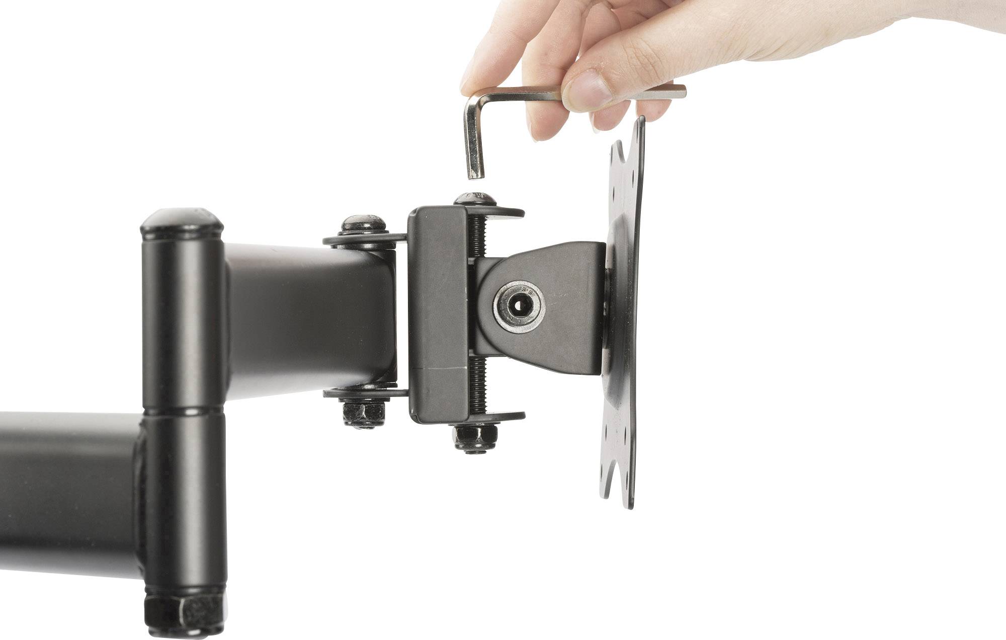 Een hand draait een schroef vast met een inbussleutel aan de scharnierende arm van een monitorsteun.