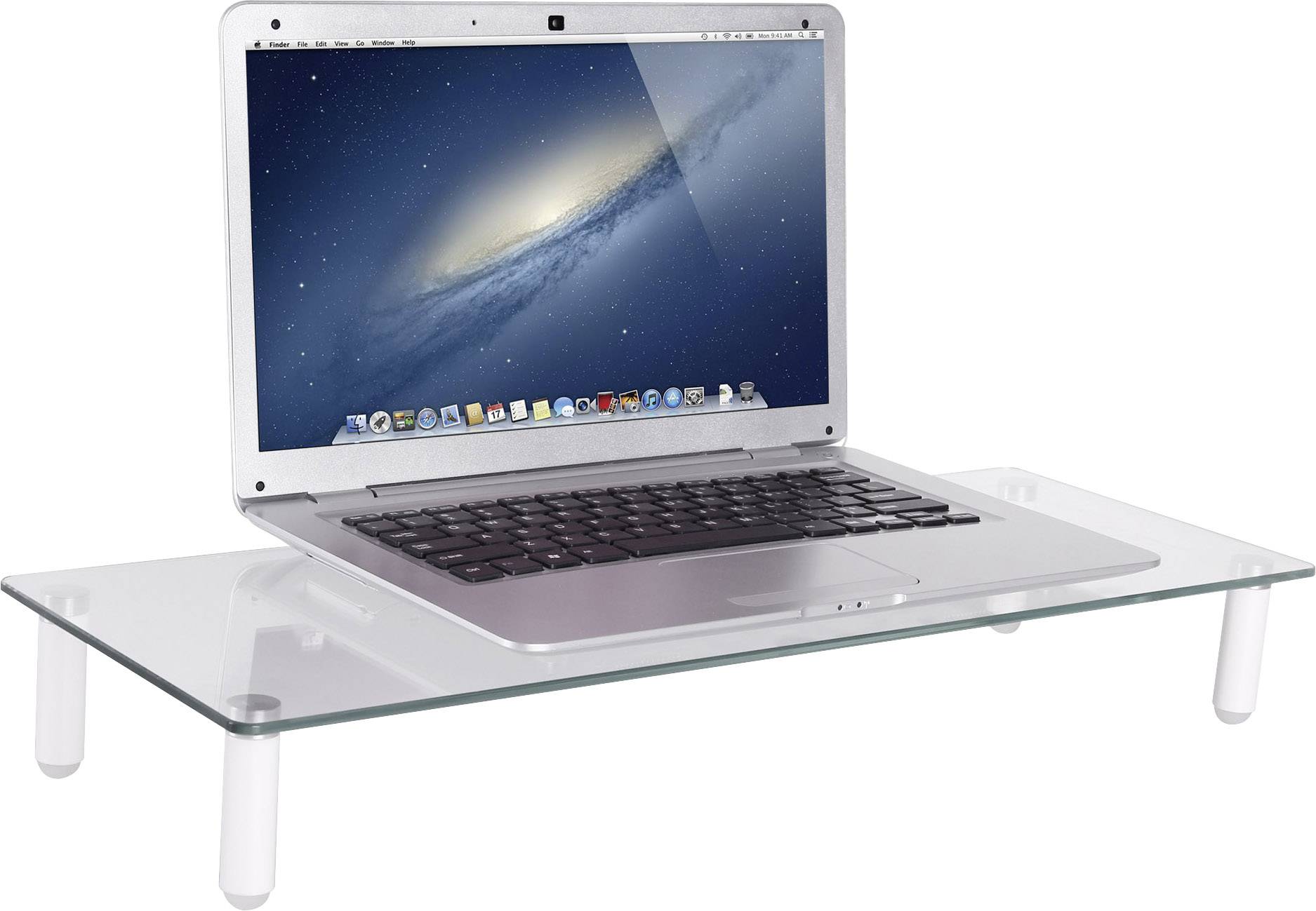 Zilveren laptop die staat op een transparante glazen standaard. Het scherm toont de standaard MacOS-achtergrond.