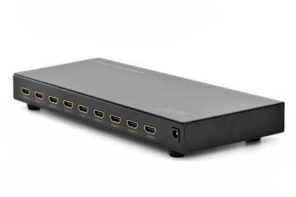 Zwarte HDMI-splitter met acht uitgangen, horizontaal gerangschikt. Apparaat staat op een oppervlak en is klaar voor gebruik.