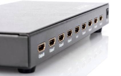 Een zwarte HDMI-switch met zeven HDMI-poorten, waarvan vier zijn aangeduid als 'Output' en drie als 'Input'.
