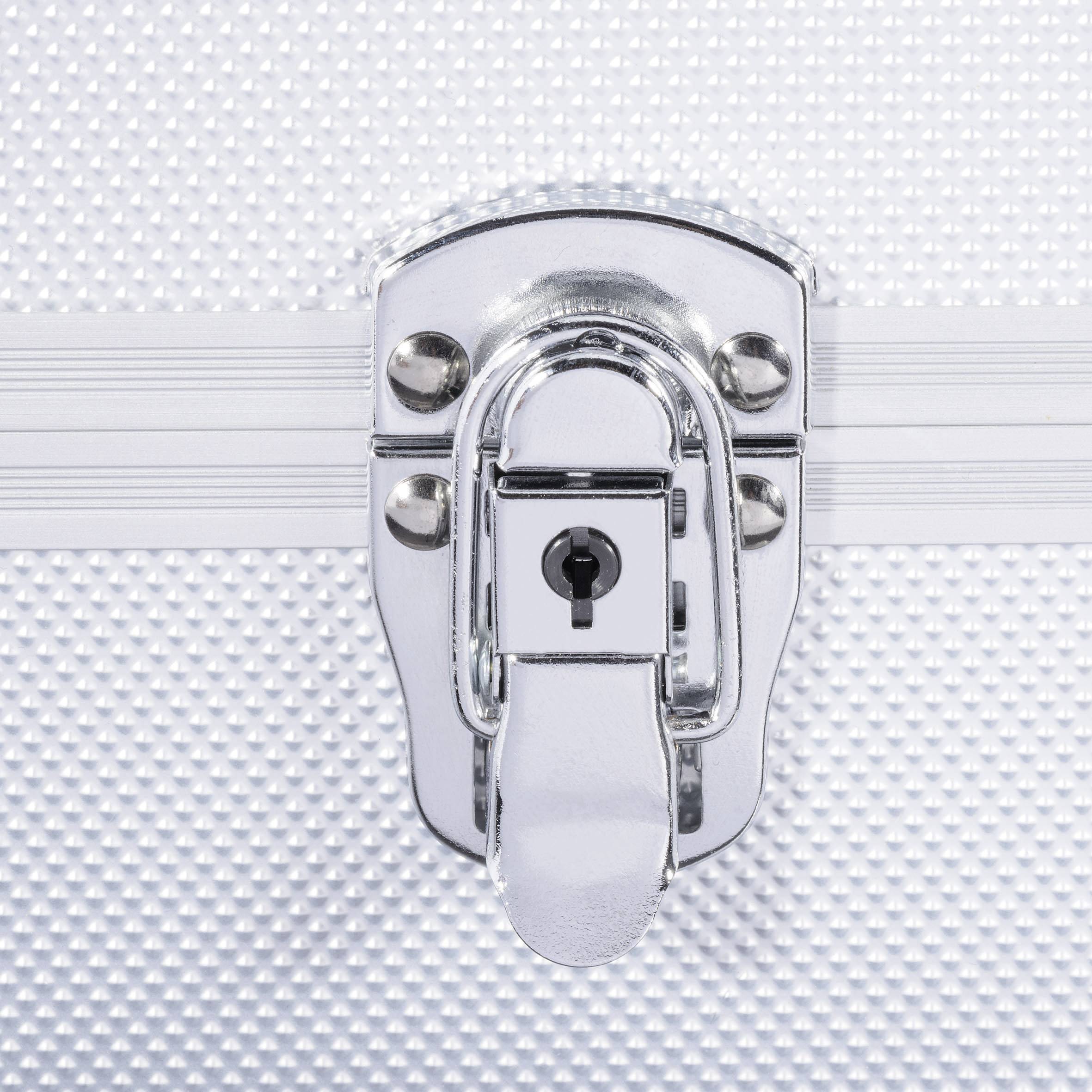 Metalen slot op een gestructureerde aluminium koffer, close-up.